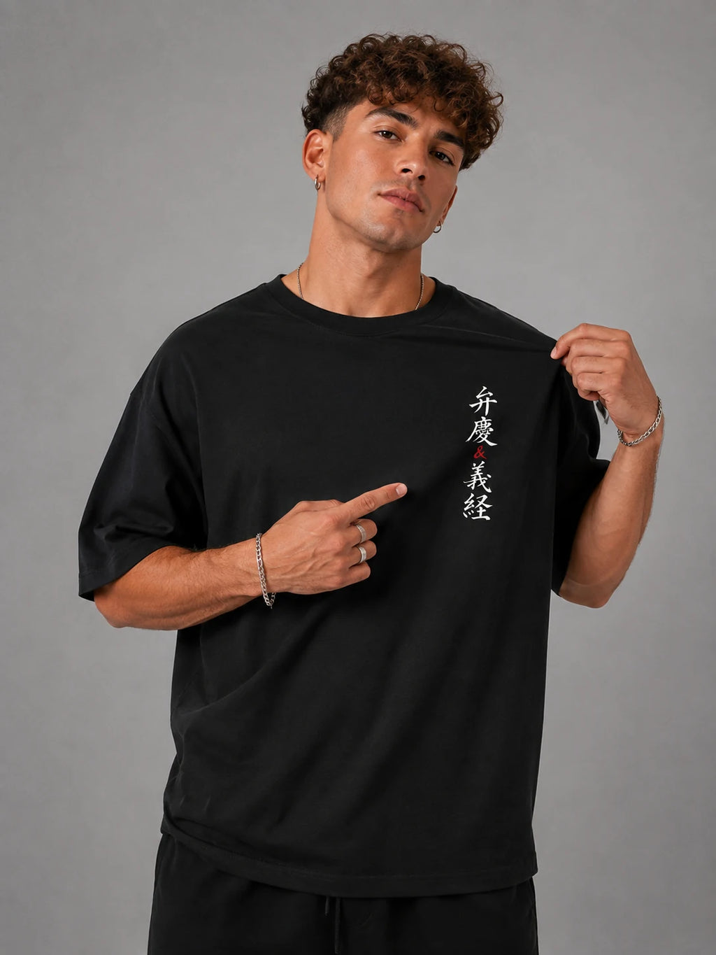 Homme portant le t-shirt oversize noir Benkei & Yoshitsune de face