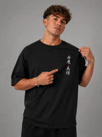 Homme portant le t-shirt oversize noir Benkei & Yoshitsune de face