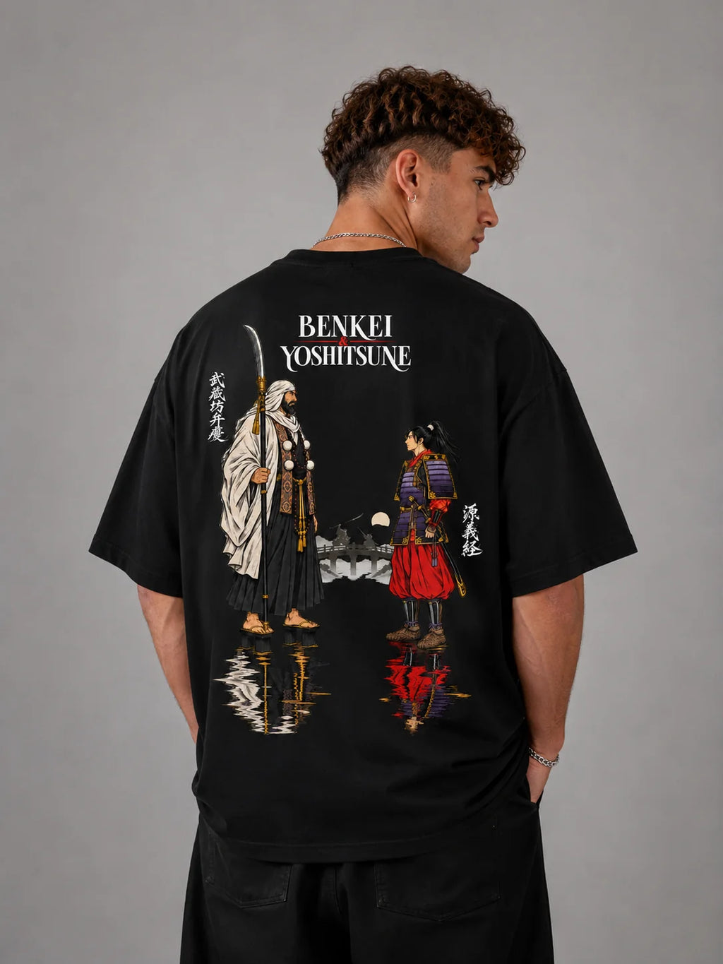 Homme de dos portant le t-shirt oversize noir Benkei & Yoshitsune