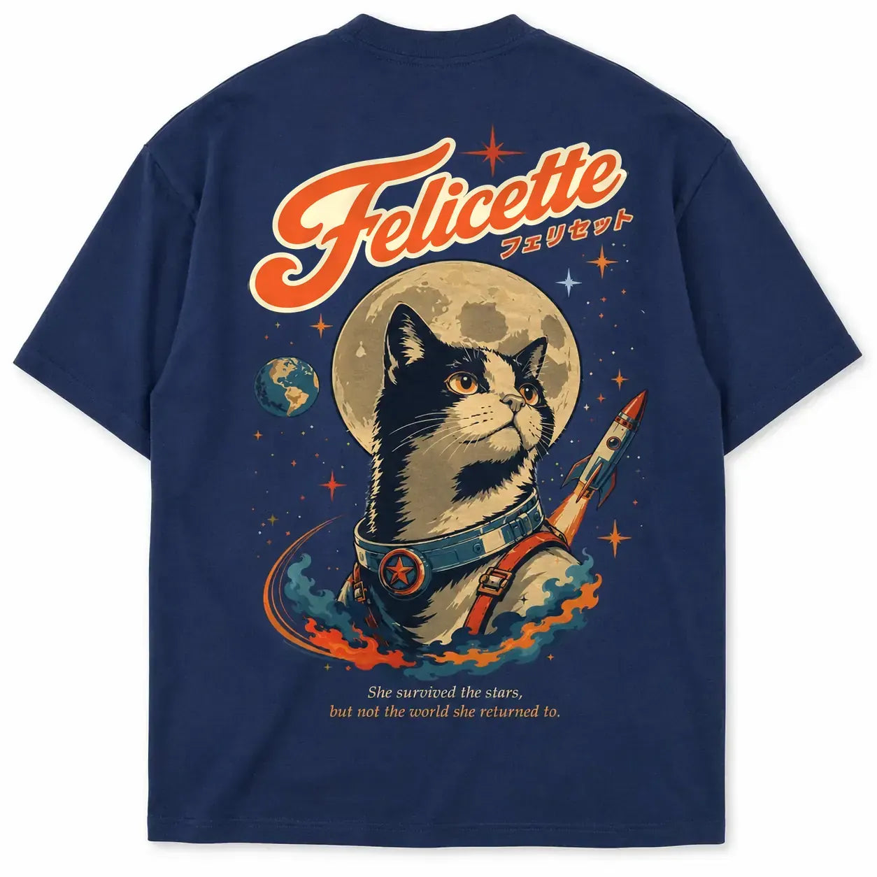 Dos du T-shirt oversize Félicette à plat : chat de l'espace, Lune, Terre et lettrage katakana japonais