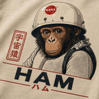 Détail sérigraphie HAM chimpanzé astronaute avec casque spatial sur t-shirt beige streetwear