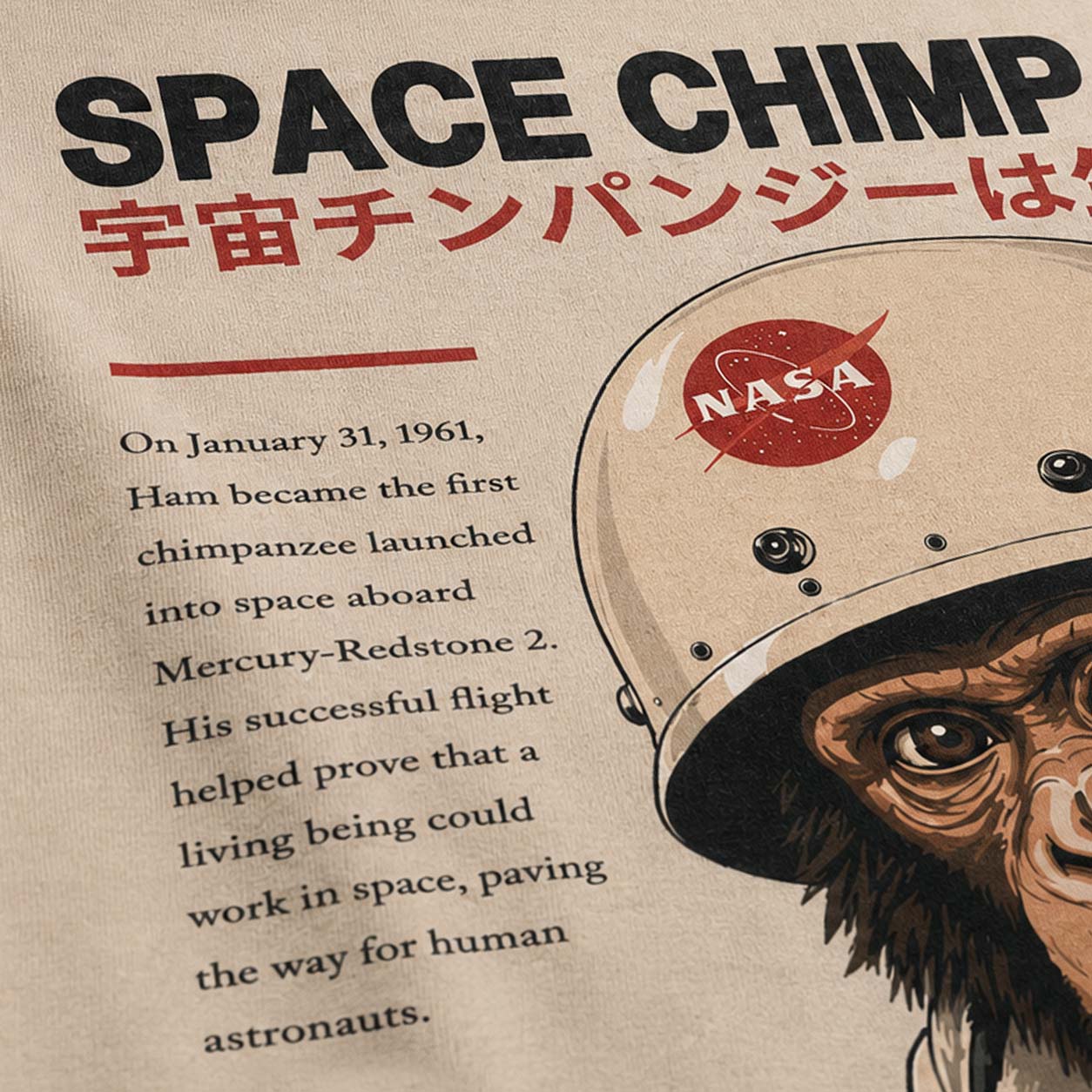 Détail impression du t-shirt HAM le singe astronaute avec texte Space Chimp Lives et illustration spatiale