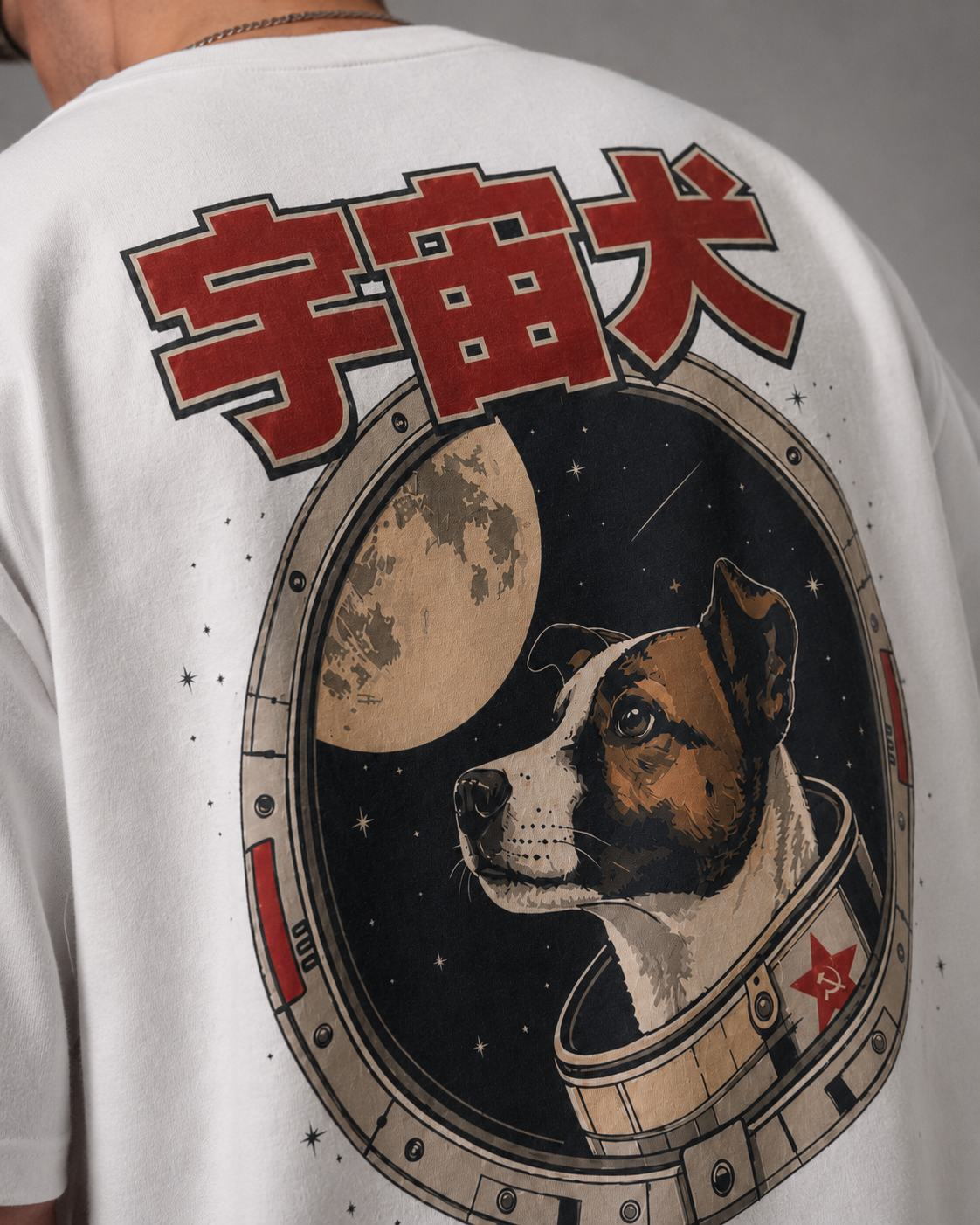 Gros plan porté sur l'impression dos du t-shirt Laïka, rendu du visuel sur coton blanc