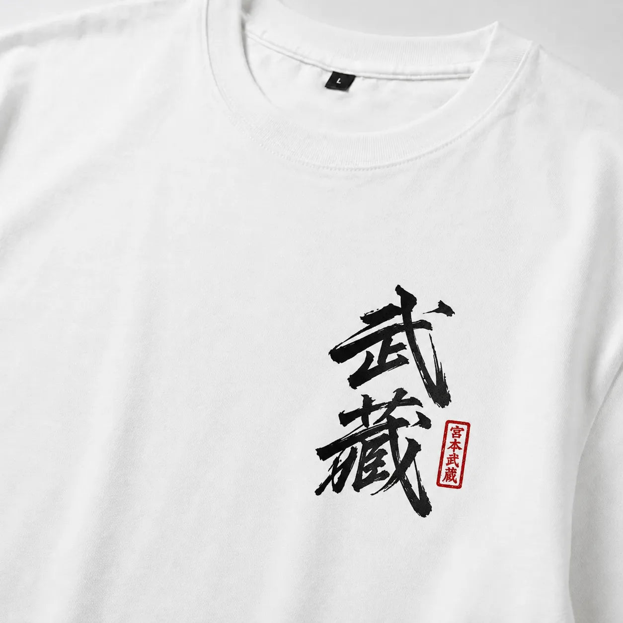 Gros plan du logo de Miyamoto Musashi sur la poitrine du t-shirt Vagabond