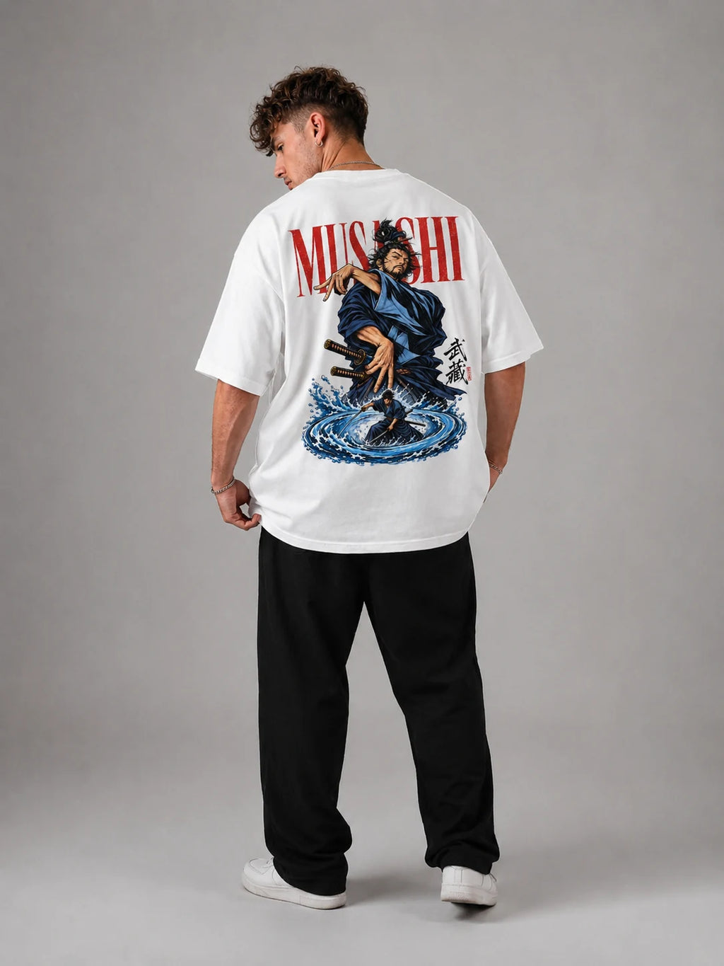 Homme de dos portant le t-shirt oversize blanc Miyamoto Musashi de Vagabond, grand imprimé samouraï dans le dos
