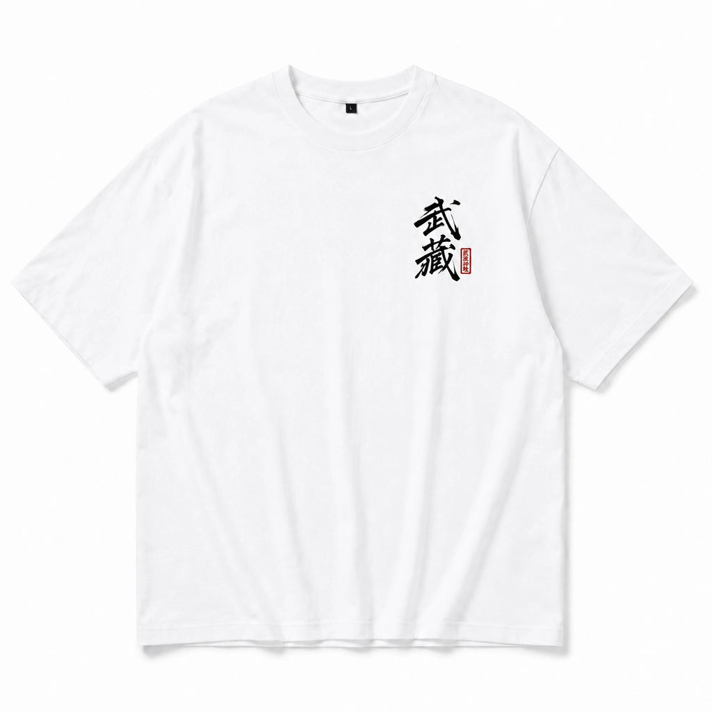 T-shirt oversize blanc Miyamoto Musashi, calligraphie japonaise imprimée sur la poitrine droite par Benkei Studio