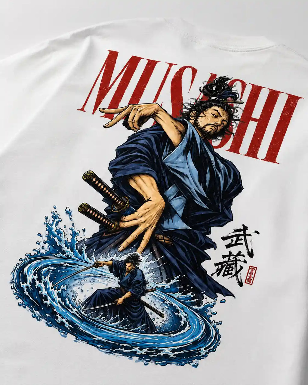 Détail de l'imprimé dos du t-shirt Miyamoto Musashi, kimono indigo et vague japonaise en gros plan inspiré du manga Vagabond