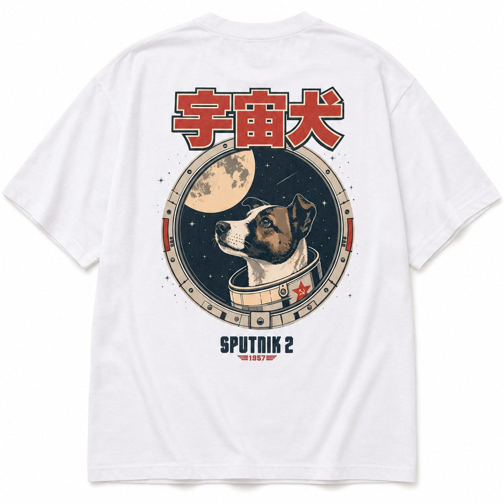Dos du t-shirt oversize blanc Laïka, hublot de Spoutnik 2, lettrage 宇宙犬 rouge et mention SPUTNIK 2 1957