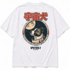 Dos du t-shirt oversize blanc Laïka, hublot de Spoutnik 2, lettrage 宇宙犬 rouge et mention SPUTNIK 2 1957