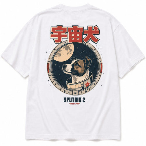 Dos du t-shirt oversize blanc Laïka, hublot de Spoutnik 2, lettrage 宇宙犬 rouge et mention SPUTNIK 2 1957