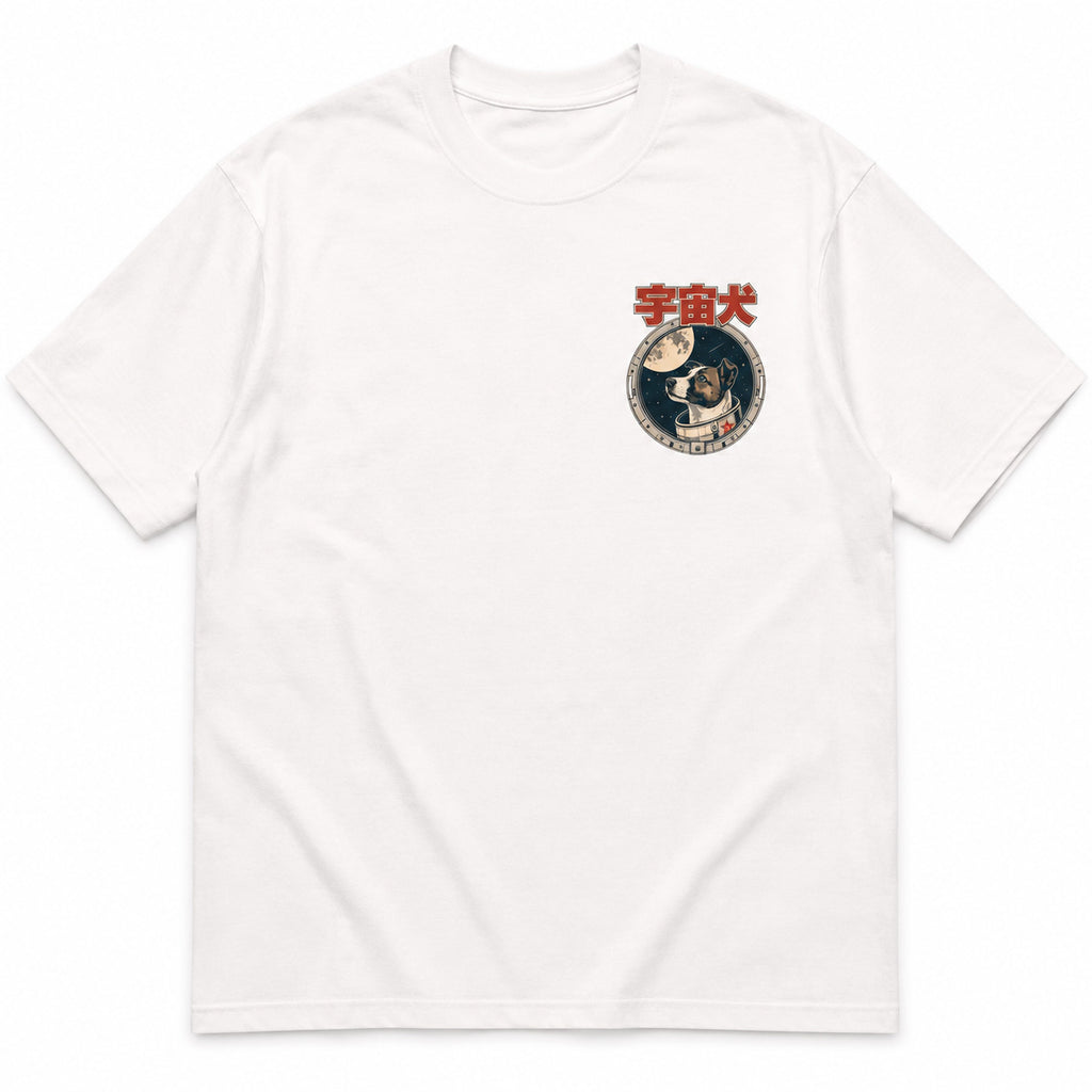 Face du t-shirt oversize blanc Laïka, badge de mission poitrine avec hublot et lettrage 宇宙犬