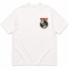 Face du t-shirt oversize blanc Laïka, badge de mission poitrine avec hublot et lettrage 宇宙犬