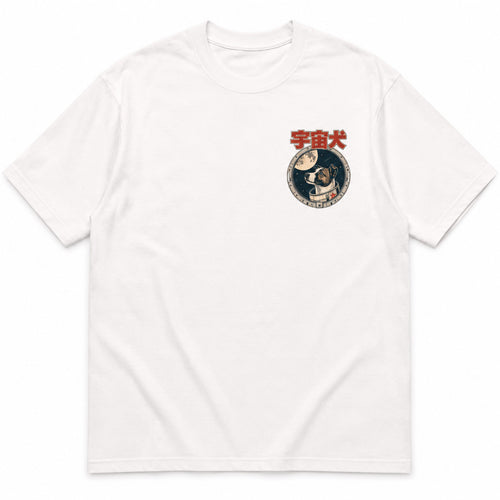 Face du t-shirt oversize blanc Laïka, badge de mission poitrine avec hublot et lettrage 宇宙犬