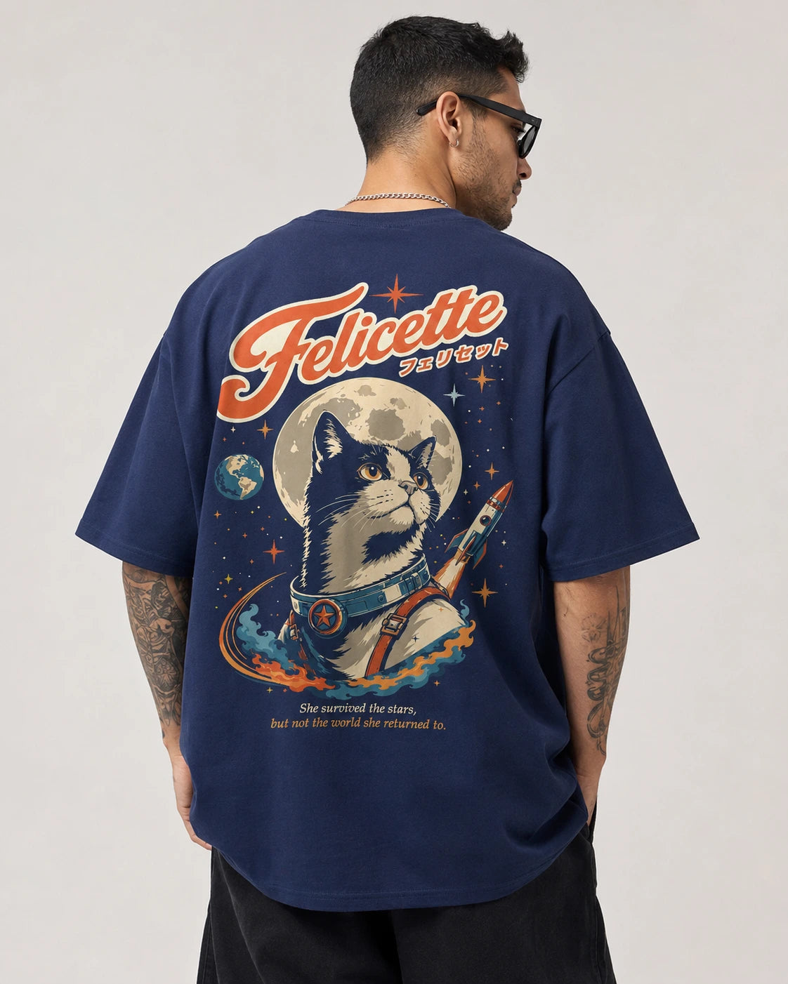Dos du T-shirt oversize Félicette à plat : chat de l'espace, Lune, Terre et lettrage katakana japonais
