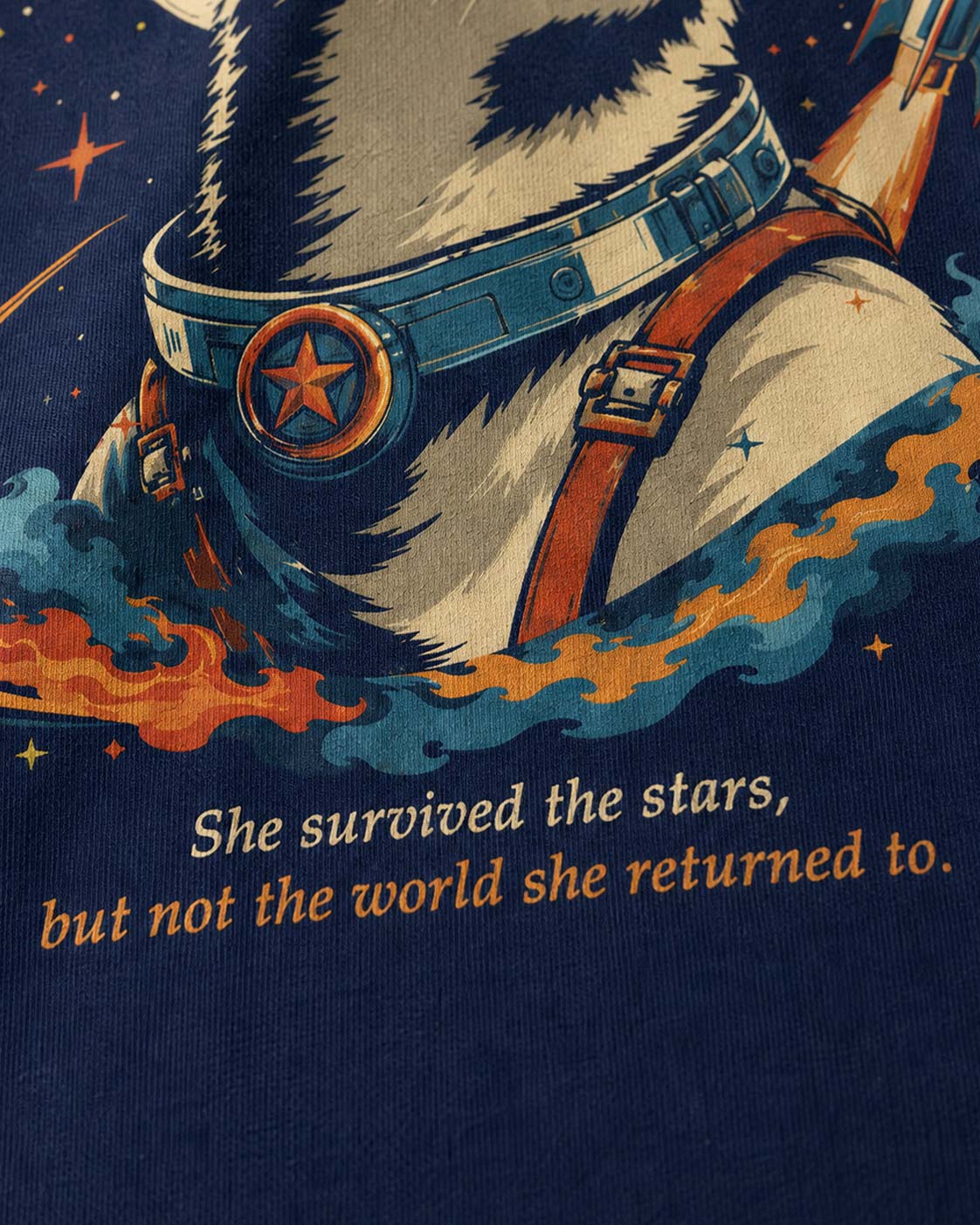 Détail sérigraphie Félicette : harnais orange, étoile rouge et citation « She survived the stars but not the world she returned to. »