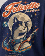 Zoom sur le dos du T-shirt Félicette : chat astronaute devant la Lune, fusée et lettrage rétro orange