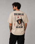 Homme portant le t-shirt HAM le singe astronaute vue de dos avec grand imprimé Space Chimp Lives