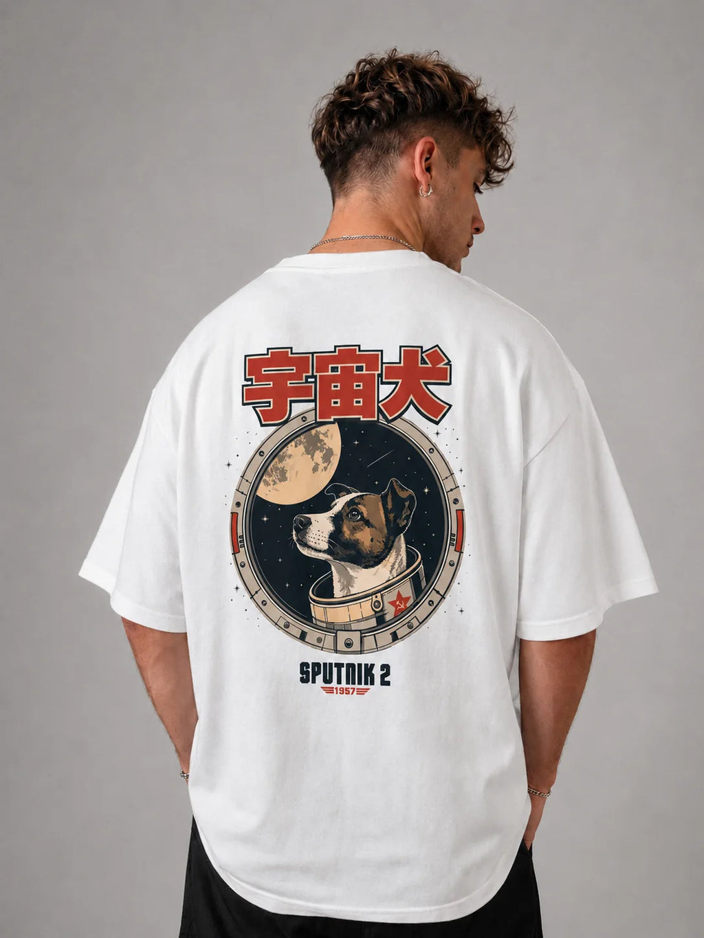 Homme de dos portant le t-shirt oversize blanc Laïka, grand visuel Spoutnik 2 imprimé au dos