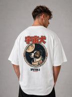 Homme de dos portant le t-shirt oversize blanc Laïka, grand visuel Spoutnik 2 imprimé au dos