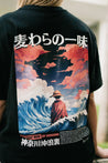 T-shirt oversize noir avec illustration inspirée du manga animé One Piece montrant Luffy et la Grande Vague de Kanagawa, avec texte japonais et anglais de la marque de vêtements Benkei Studio