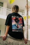 T-shirt femme oversize noir avec illustration inspirée du manga animé One Piece montrant Luffy et la Grande Vague de Kanagawa