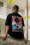 T-shirt femme oversize noir avec illustration inspirée du manga animé One Piece montrant Luffy et la Grande Vague de Kanagawa, avec texte japonais et anglais de la marque de vêtements Benkei Studio