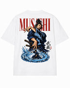 Dos du t-shirt Miyamoto Musashi dans Vagabond : lettrage MUSASHI rouge, samouraï aux deux sabres et tourbillon d'eau bleu