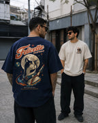 Deux hommes portent les t-shirts oversize Benkei Studio Félicette bleu marine et Ham écru, collection Animaux de l'Espace