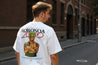 Homme portant le t-shirt blanc oversize de One Piece avec Zoro le sbras croisés